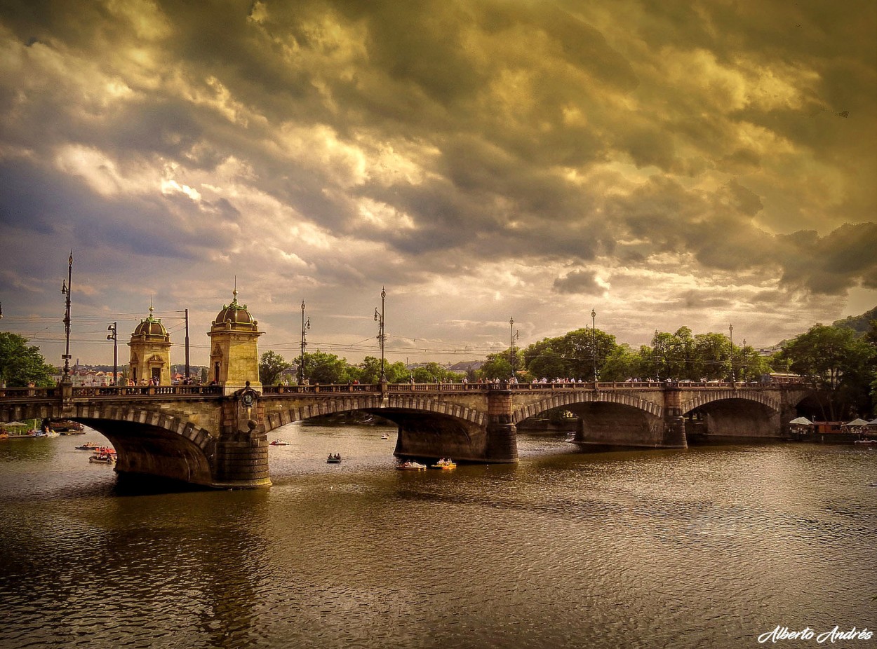"Praga, la Ciudad de los Puentes" de Alberto Andrs Melo