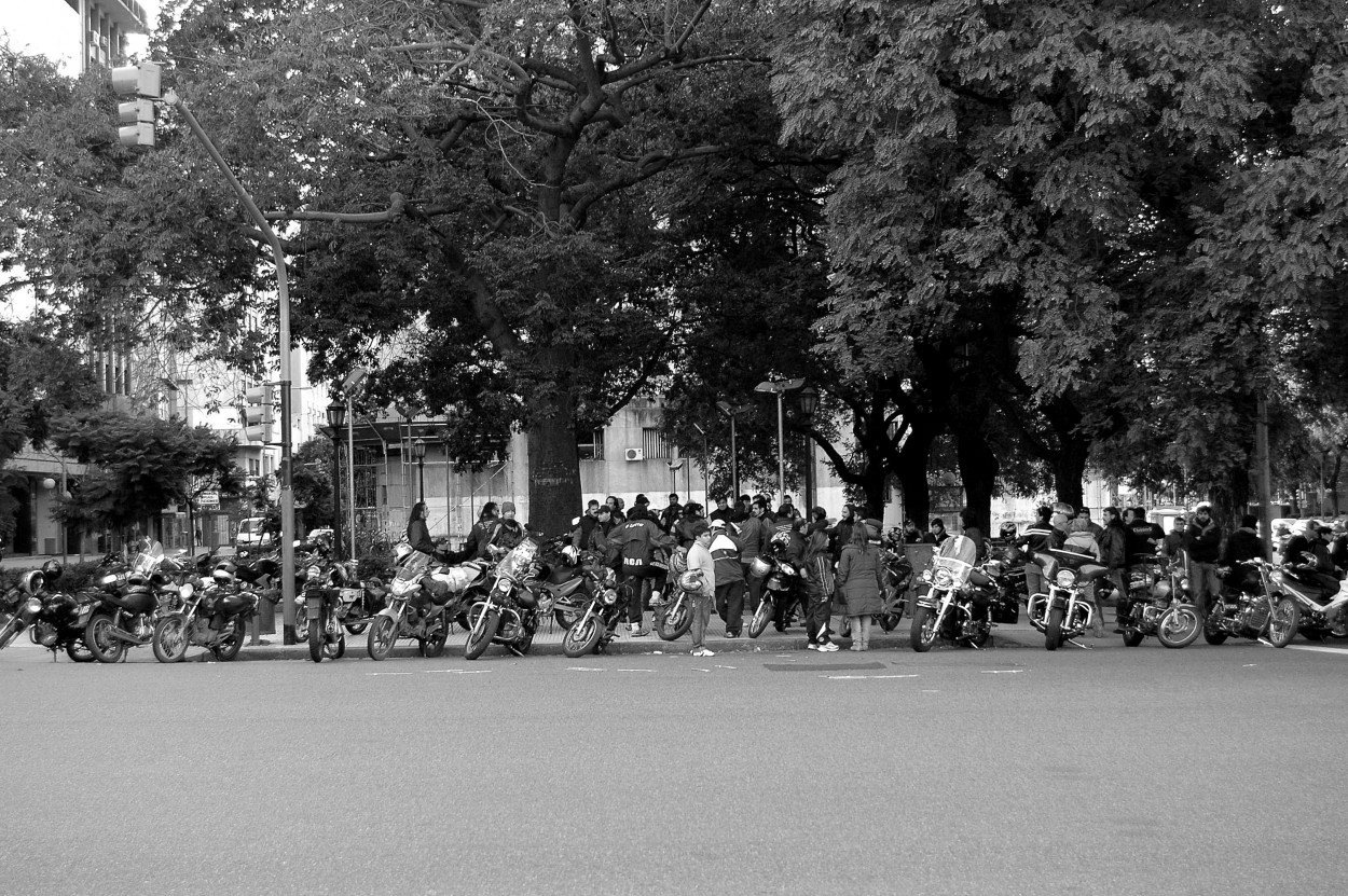 "Motoqueros en protesta." de Florencia Monti