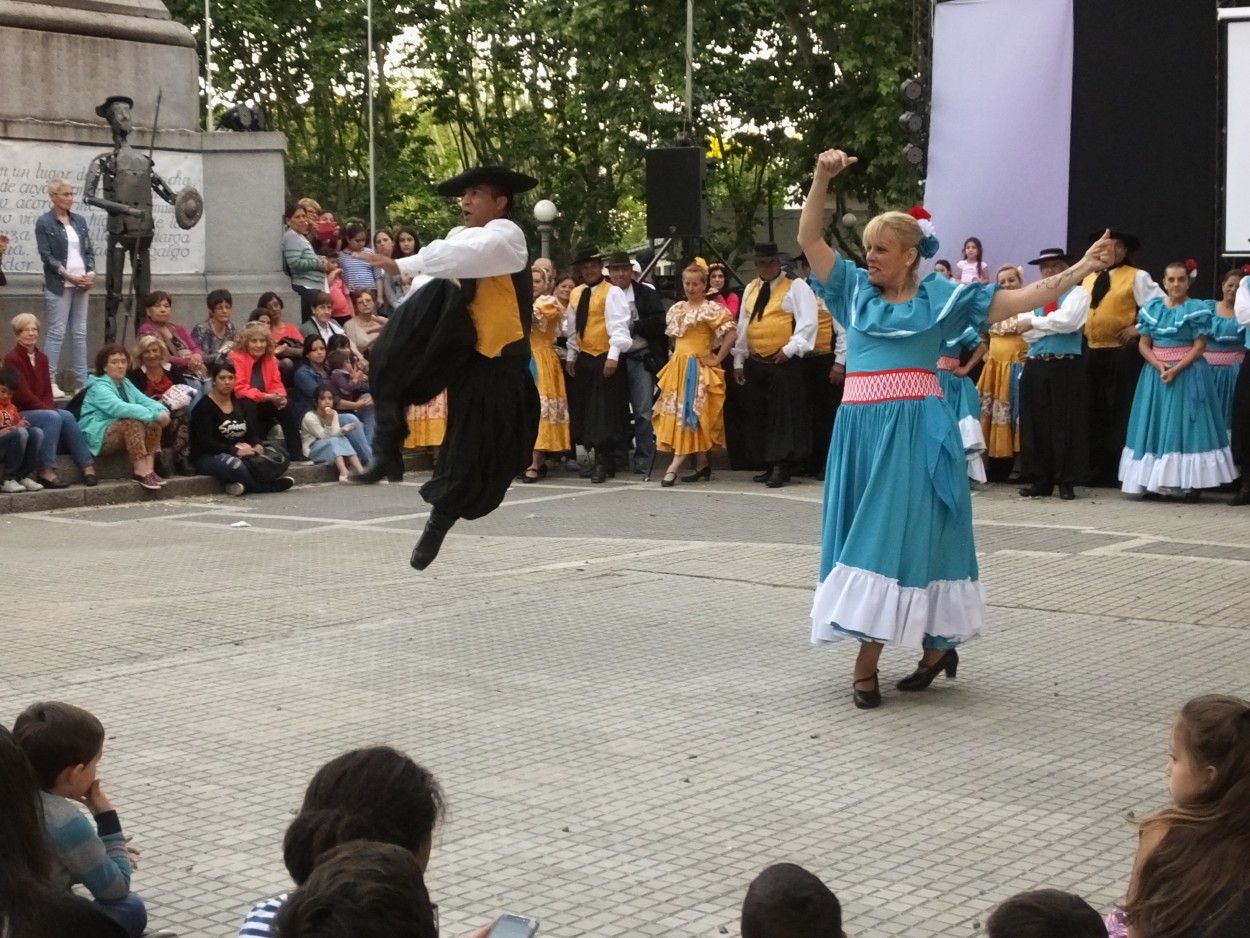 "Danzas en plaza Independencia" de Juan Fco. Fernndez