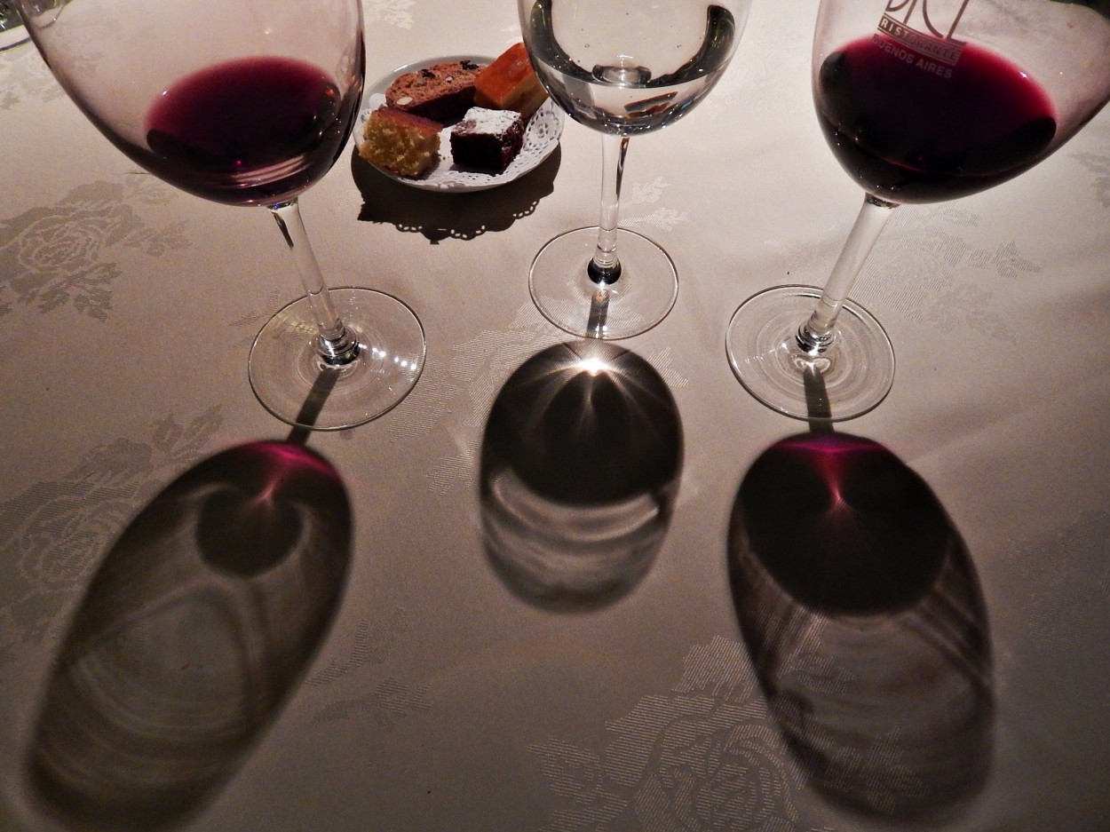 "Dos copas de vino" de Jos Luis Mansur