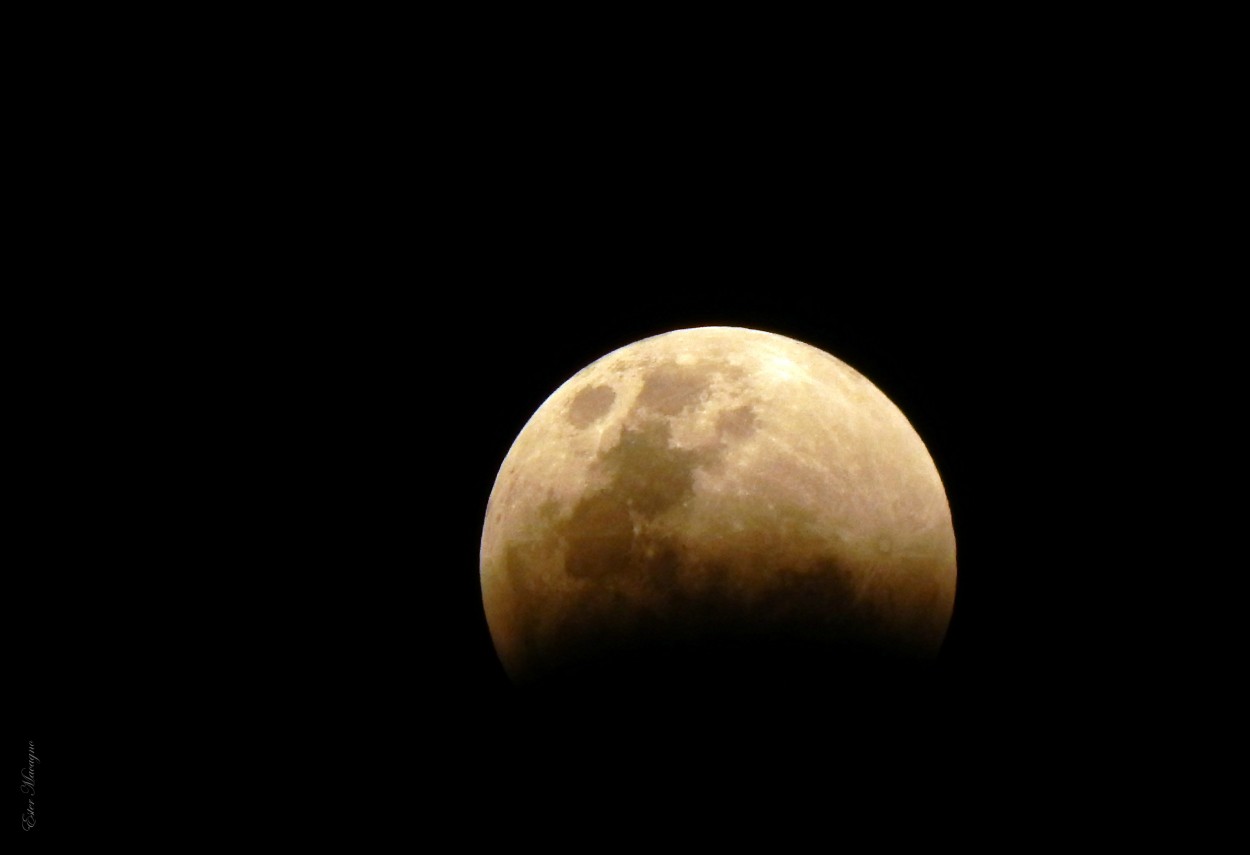 "Comienzo eclipse de luna." de Ester Francisca Macagno