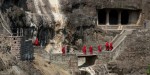 Monjes budistas visitando las cuevas de Ajanta.