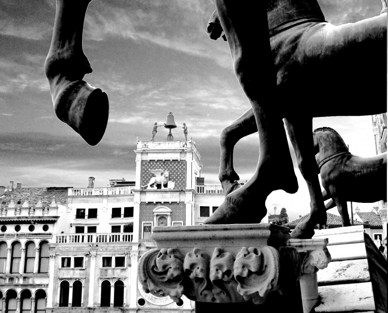 "caballos de bronce" de Ricardo Picco