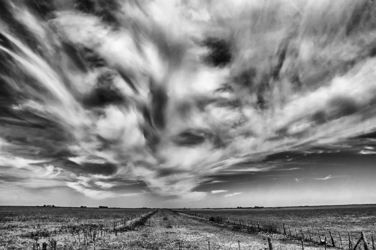 "Avanzan nubes" de Mario Abad