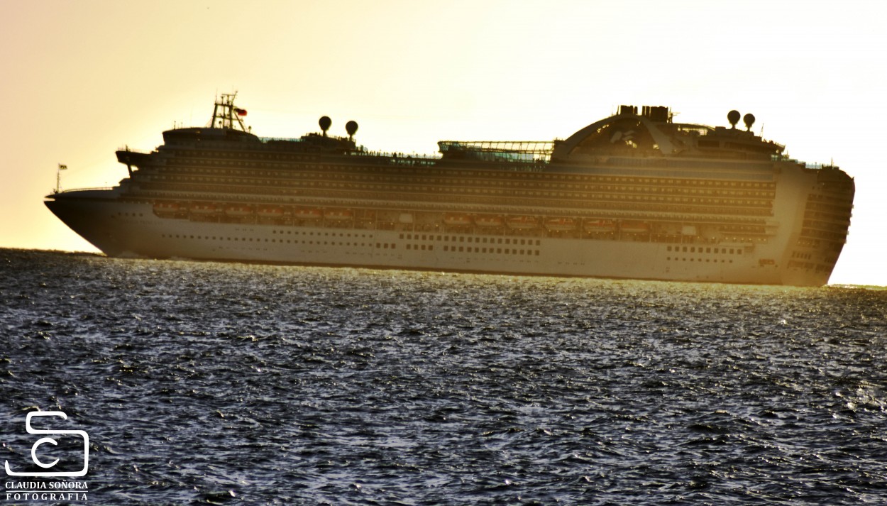 "Crucero Entrando al Puerto de Montevideo" de Claudia Soora