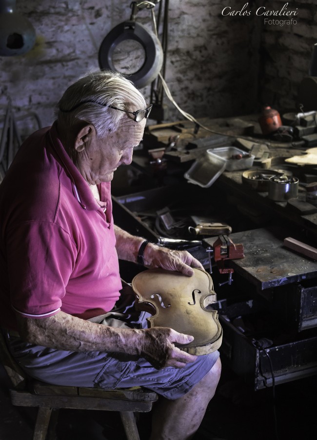 "El Viejo Luthier" de Carlos Cavalieri