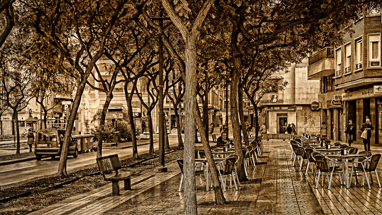 "En la sombra. Avenida Rey Don Jaime, Castelln" de Juan Beas