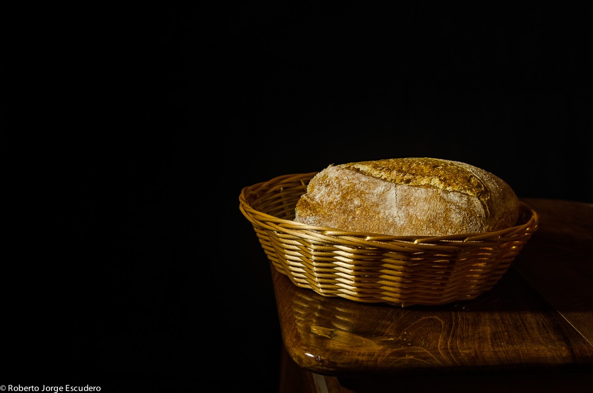 "Cesta con pan (recordando a Dal)" de Roberto Jorge Escudero