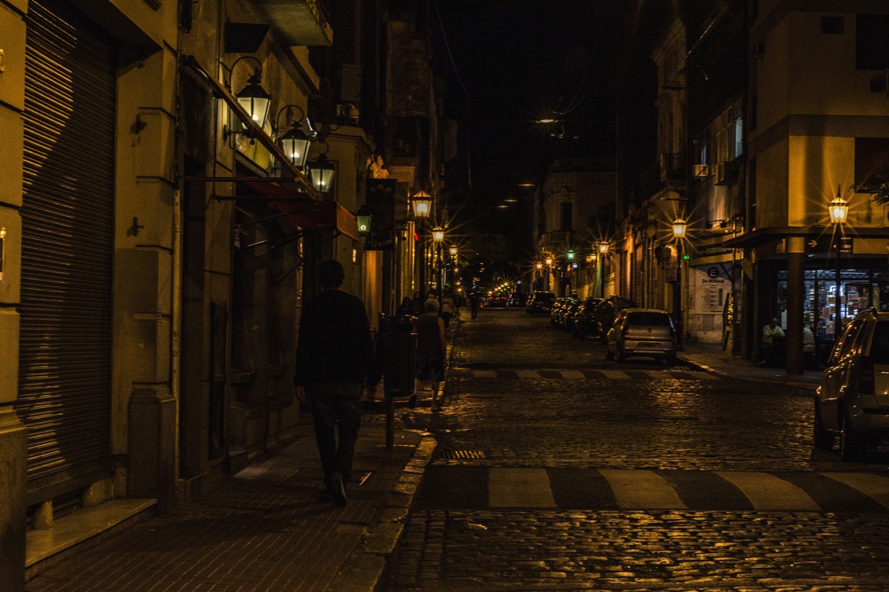 "El barrio de noche." de Oscar A Barrios C