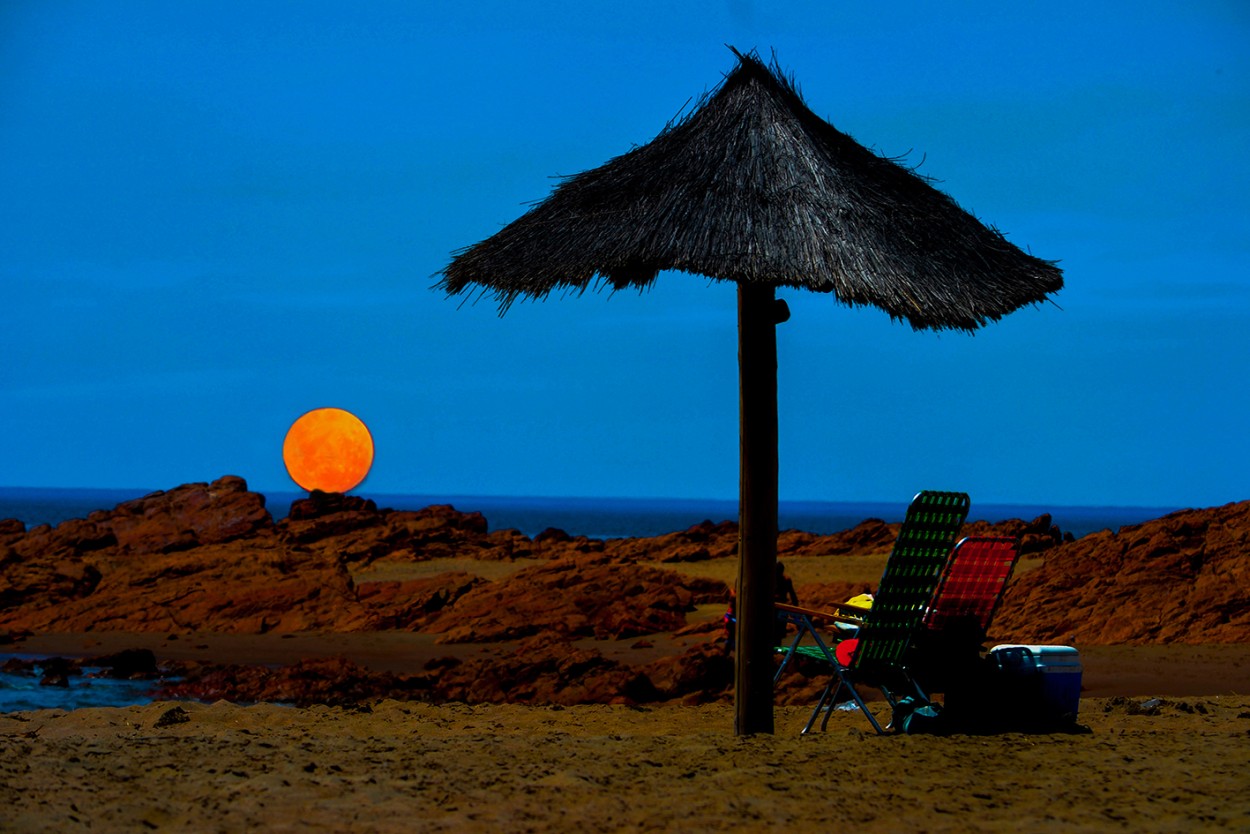 "La luna roja en Las Grutas" de Eduardo Jorge Pompei
