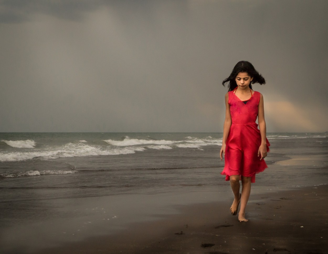 "Paseo por la playa" de Lorna Aguirre