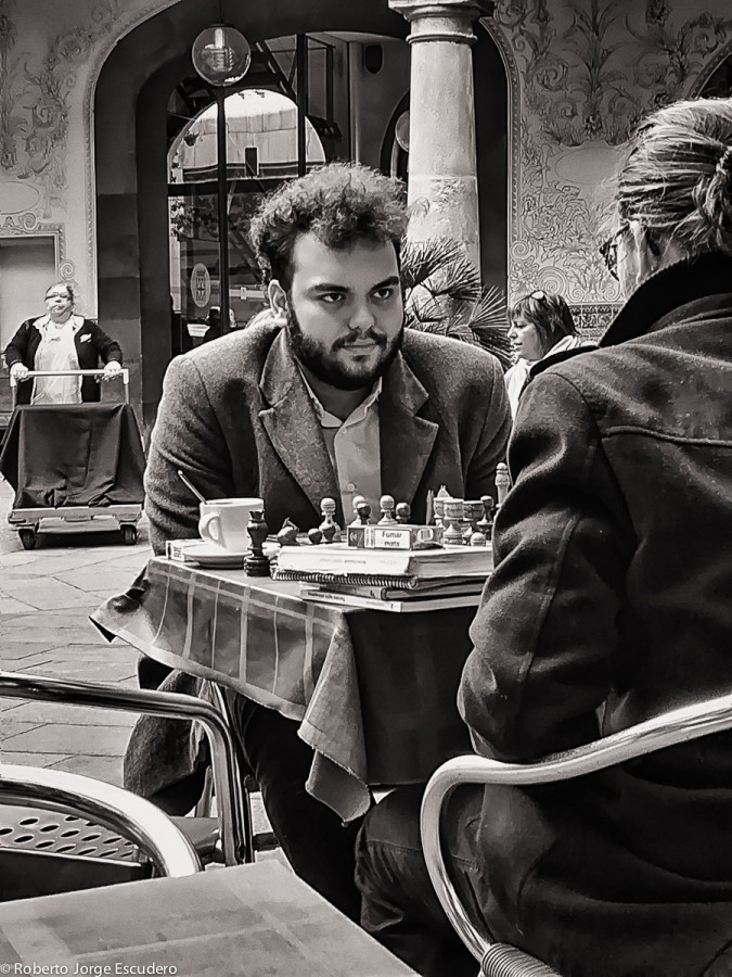 "Jugando al ajedrez" de Roberto Jorge Escudero