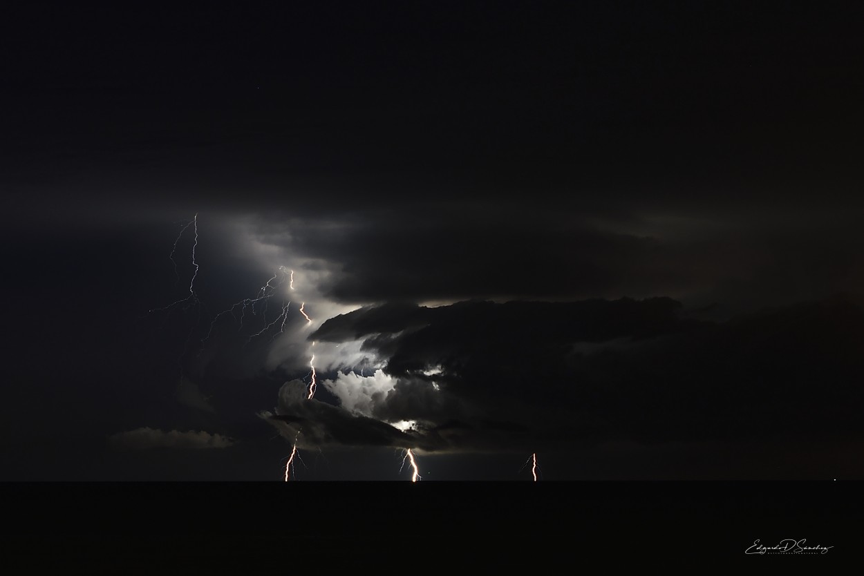 "Esta noche tormenta elctrica" de Edgardo Daniel Snchez Torterolo