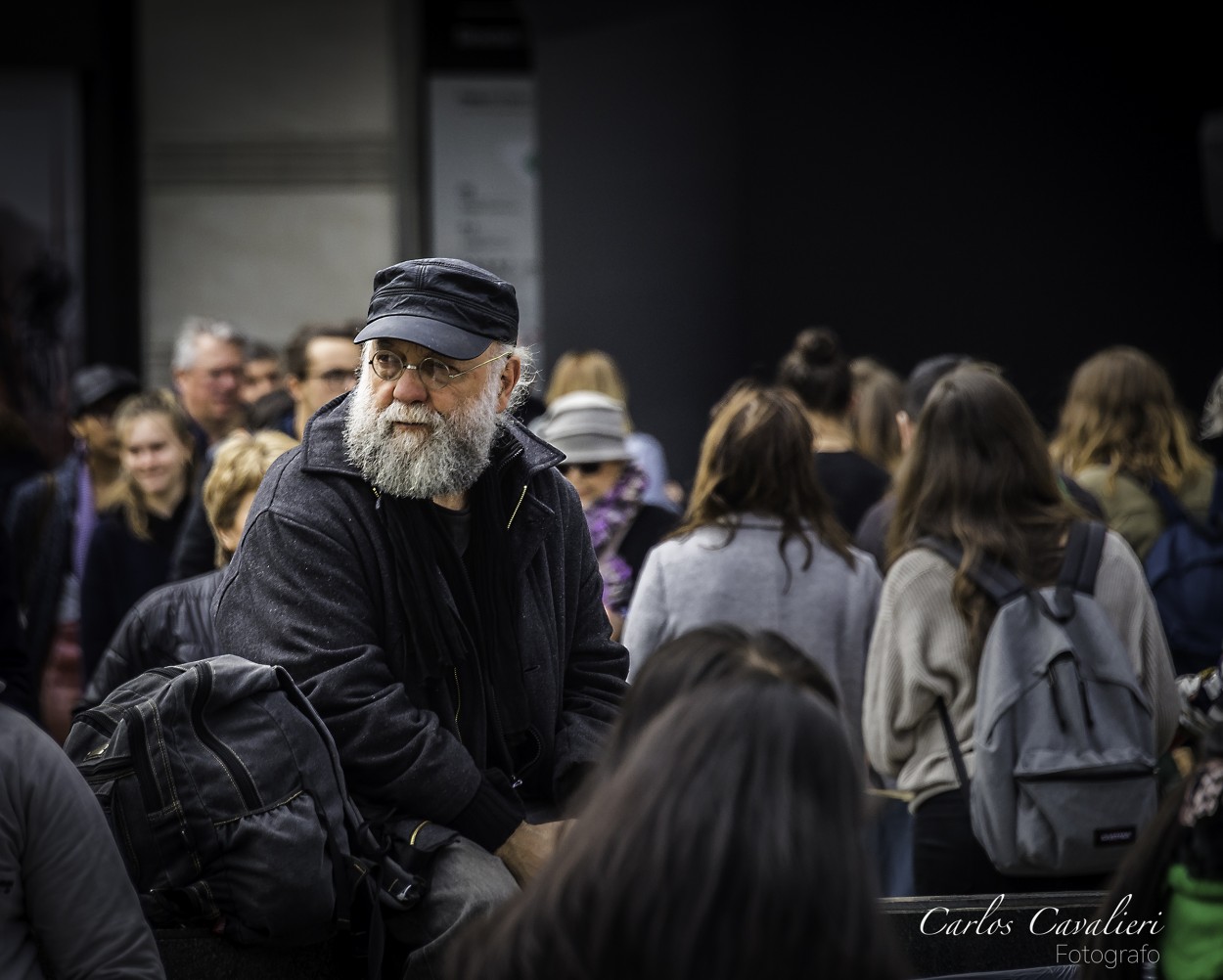 "`Esperando entre la multitud`" de Carlos Cavalieri