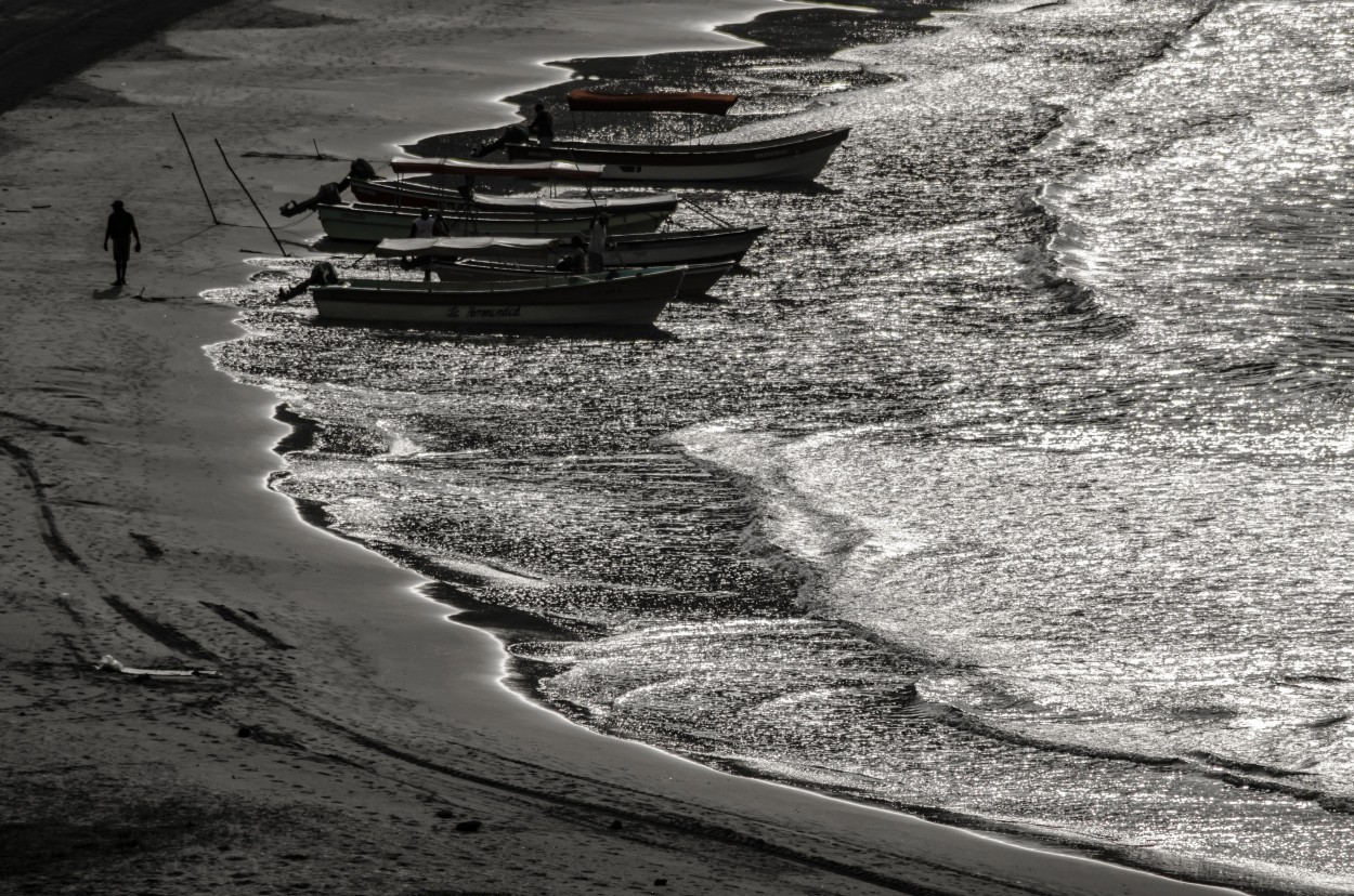 "claro oscuro en la playa..." de Ovidio Alberto Arenas