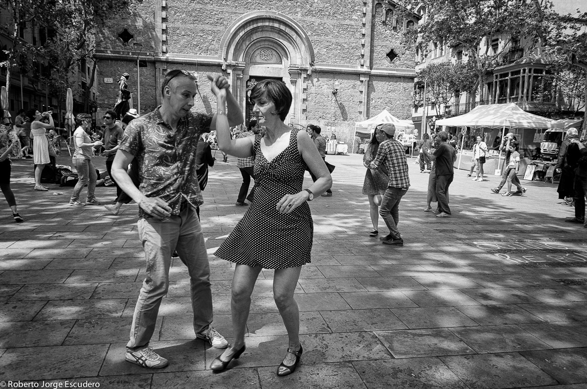 "Bailando en la calle" de Roberto Jorge Escudero