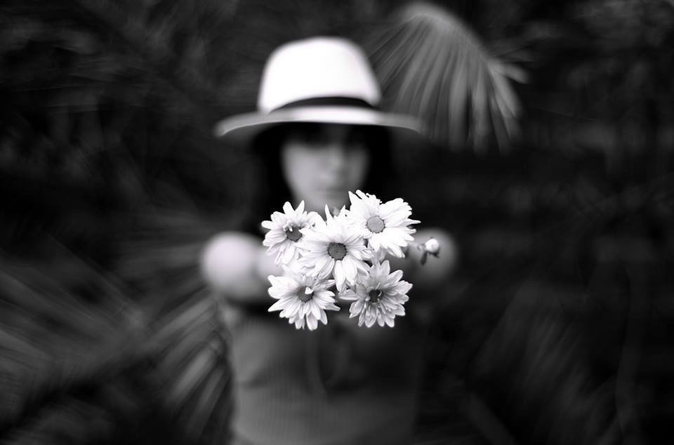 "Detrs de unas flores." de Olga Short