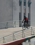 Ciclista en el puente.