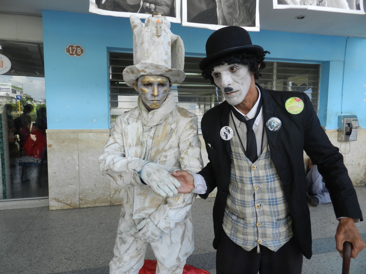 "Teatro callejero Sauce: estatuas vivientes" de Lzaro David Najarro Pujol