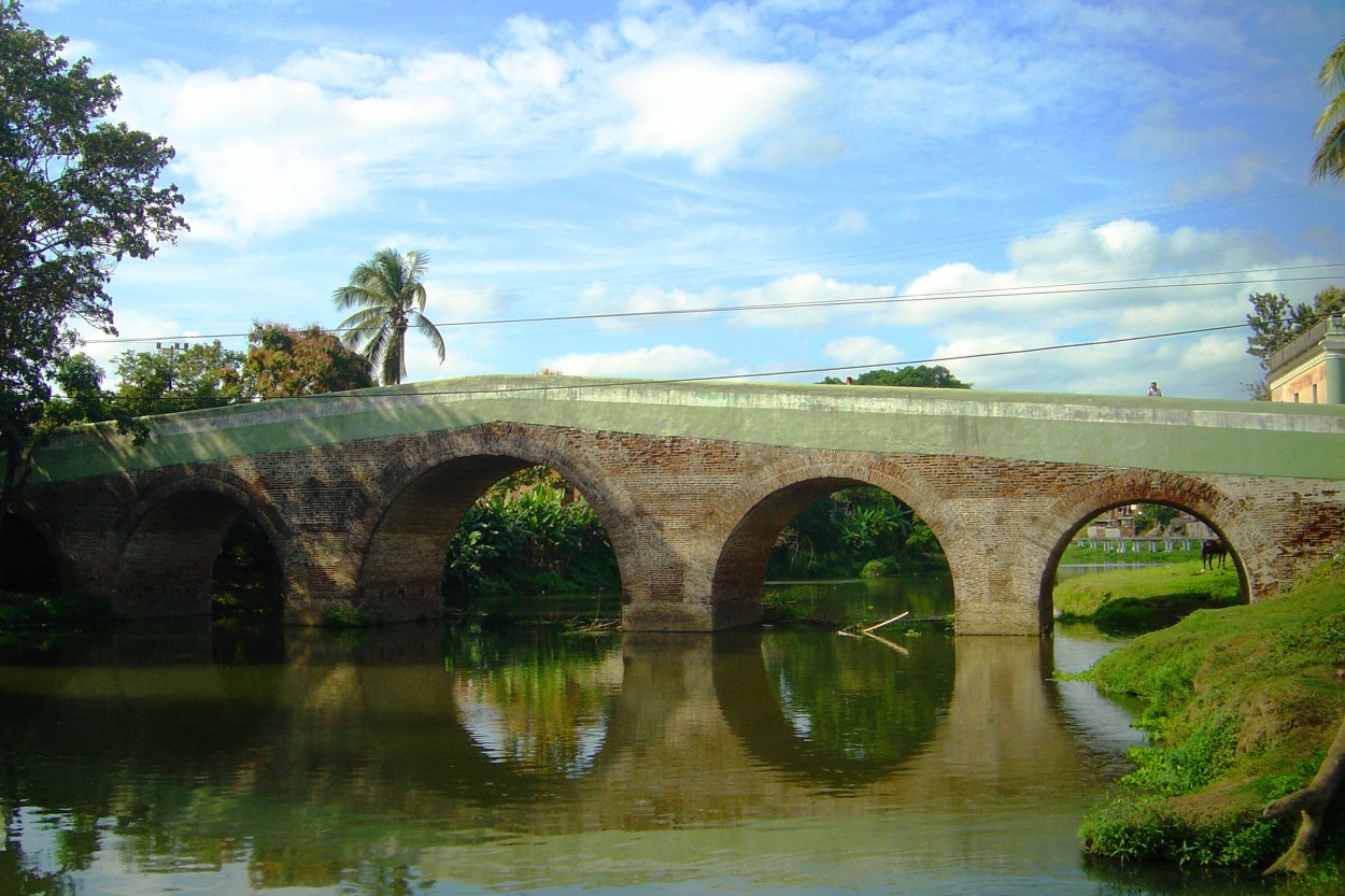 "El puente sobre el ro Yayabo, Monumento Nacional" de Lzaro David Najarro Pujol