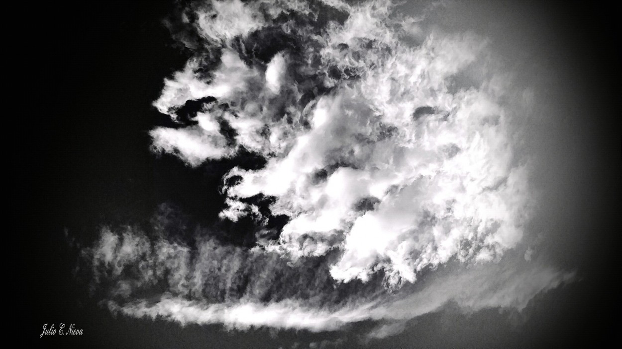 "`Nubes Especiales`" de Julio Ernesto Nieva