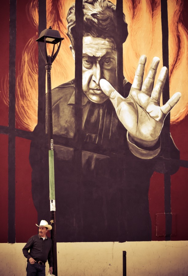"La espera y el mural" de Daniel Enrique Silva