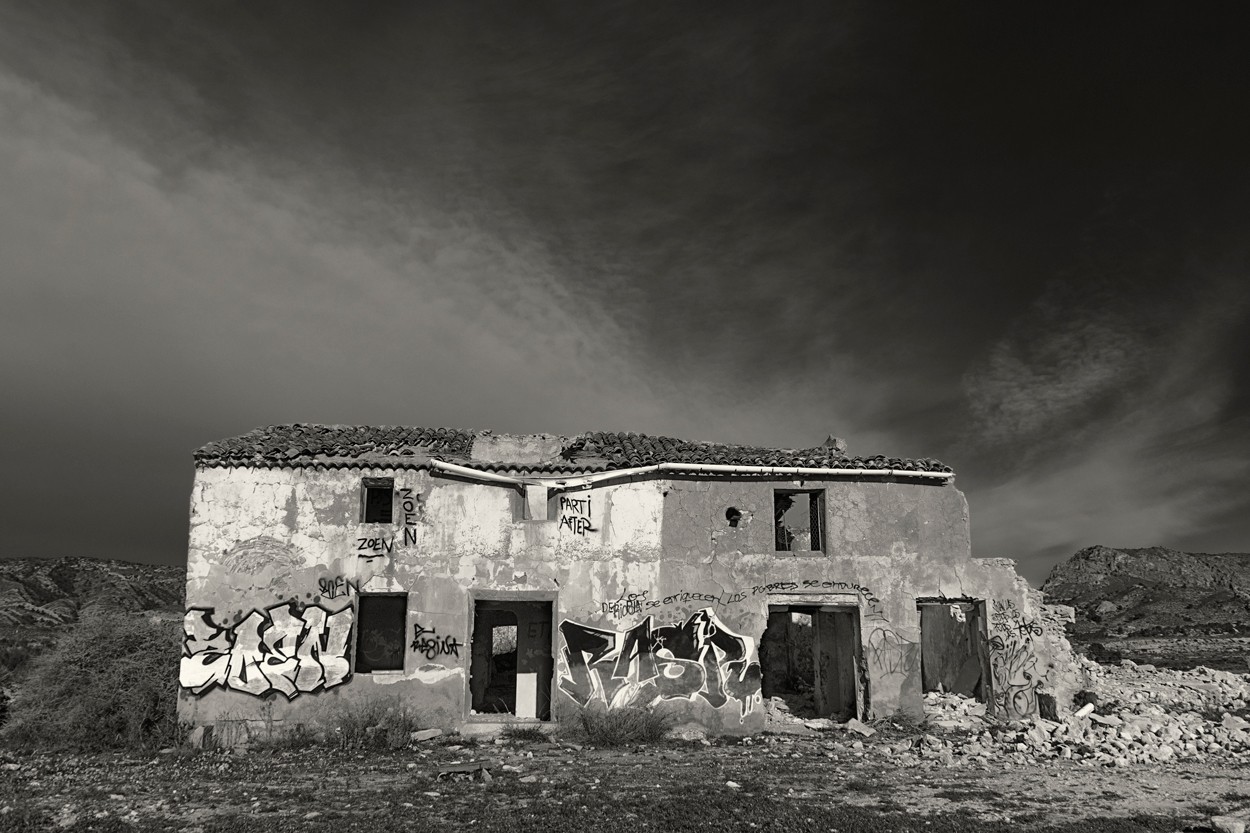 "Ruina con grafitis" de Francisco Jos Cerd Ortiz