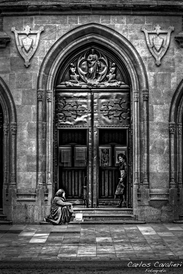 "La puerta de los pobres" de Carlos Cavalieri