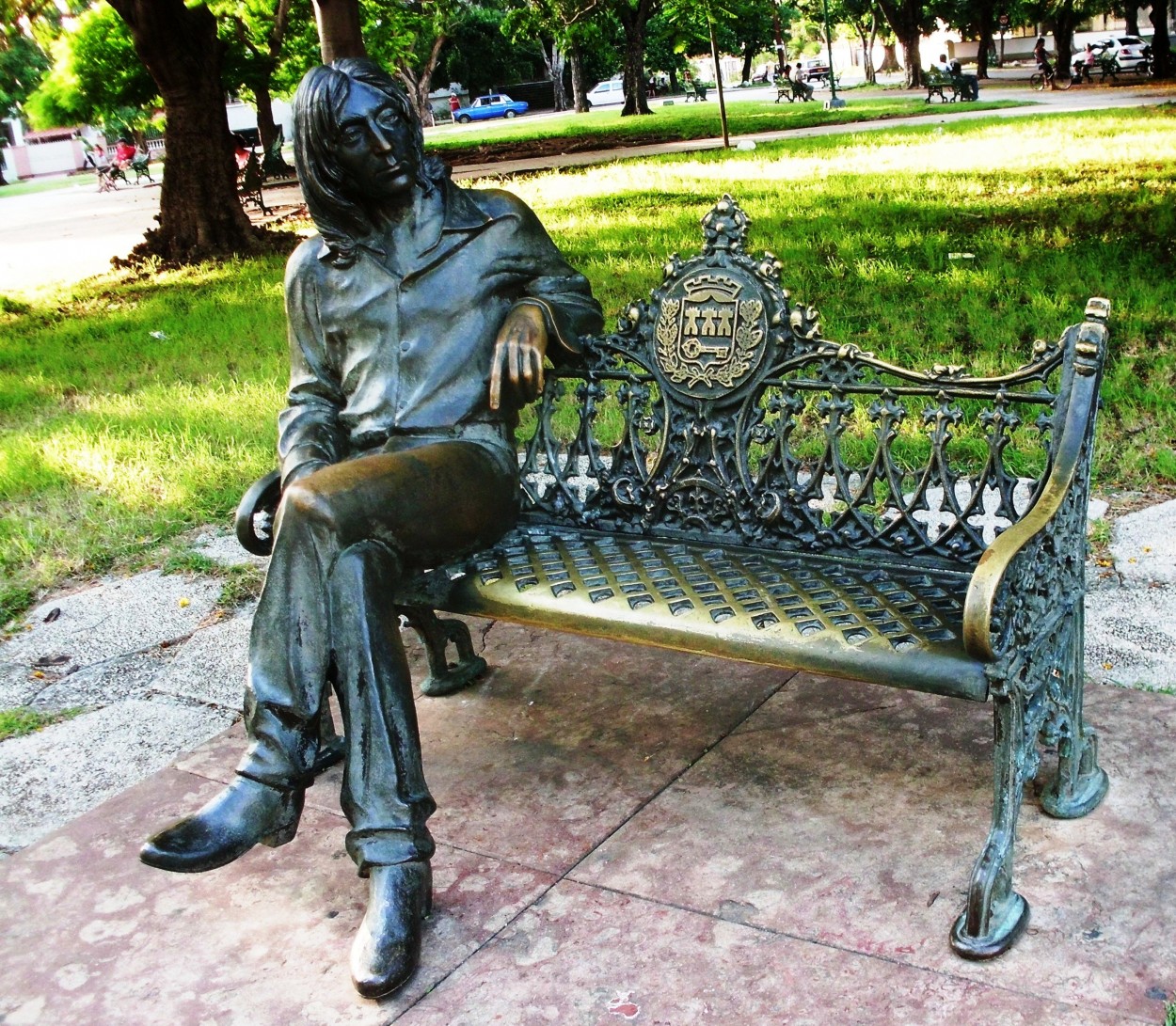 "John Lennon en un parque de La Habana" de Lázaro David Najarro Pujol