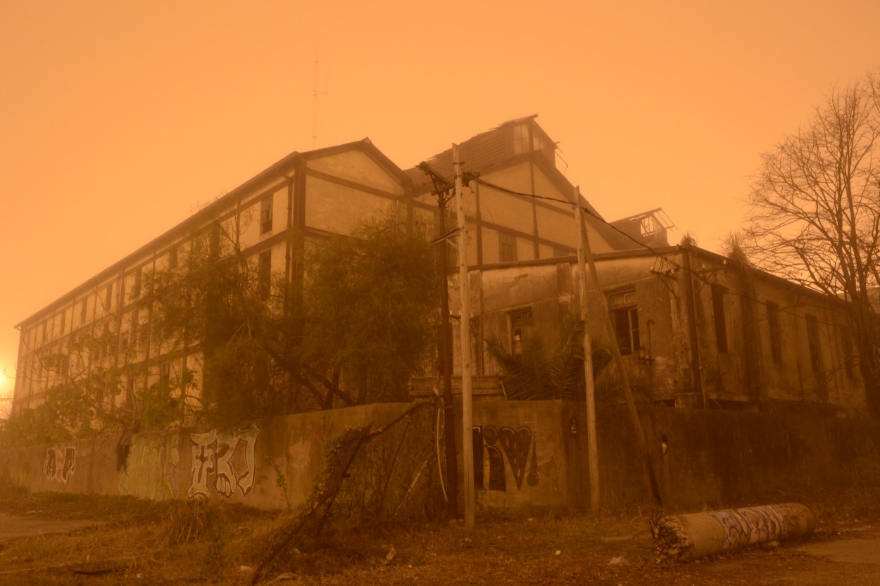 "Edificio abandonado...." de Analia N. Garcia