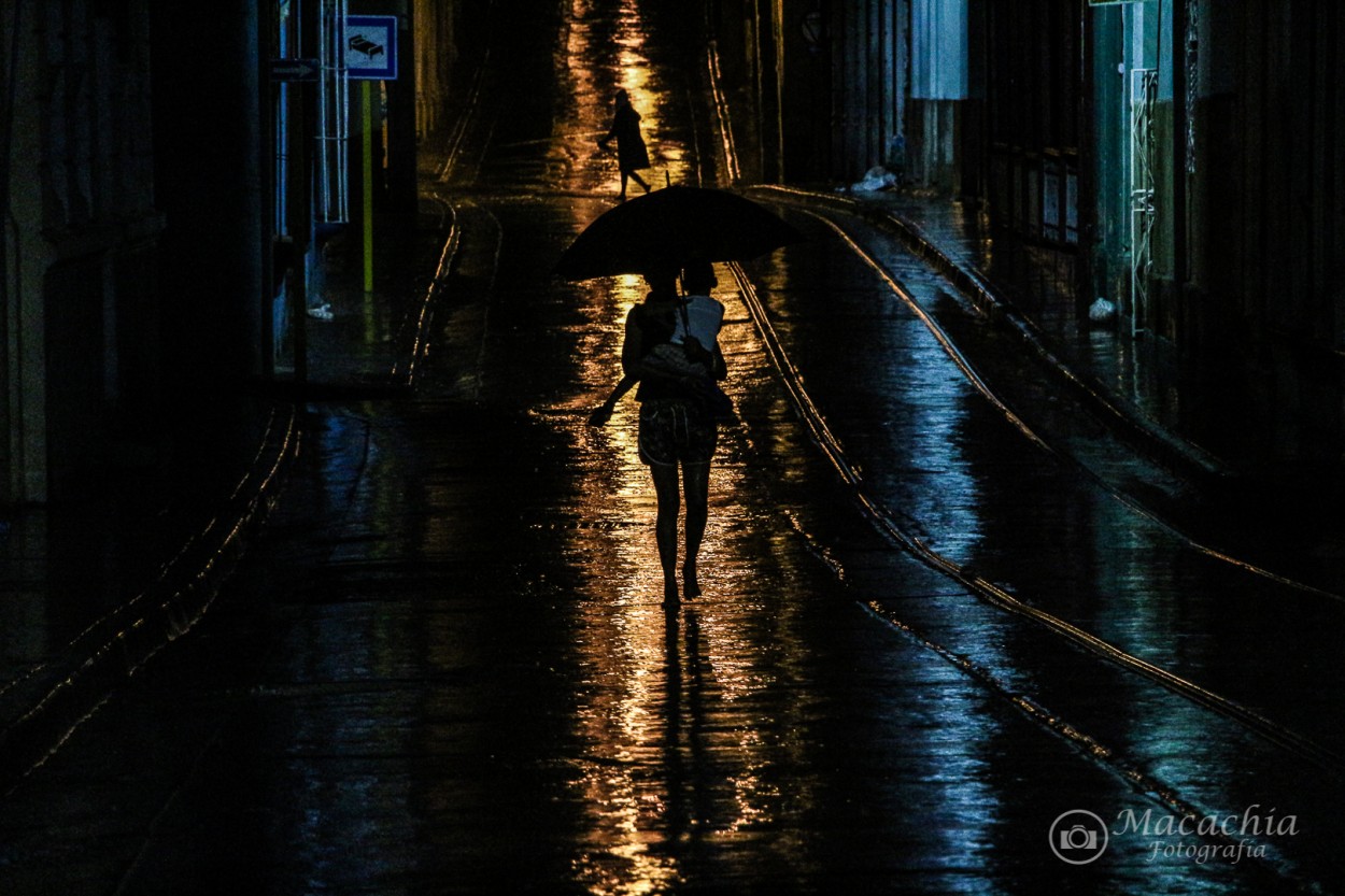 "`Noche de lluvia y suspenso`" de Mara Del Carmen Chiavaro
