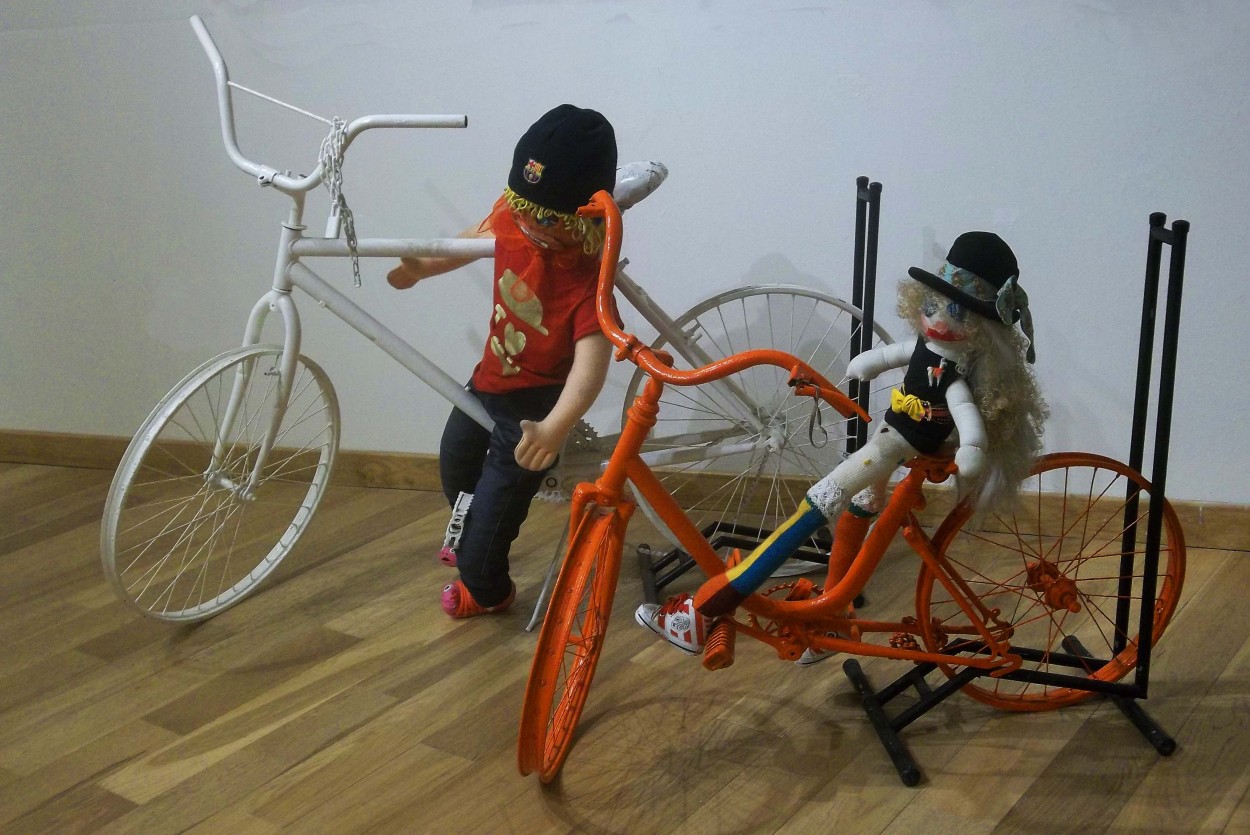 "`Los ciclistas`" de Iris Elizabeth Scotto