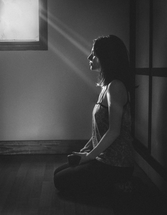 "Meditando" de Lorna Aguirre