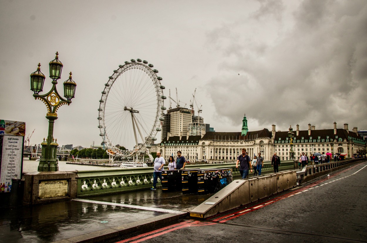 "LONDON CALLING" de Victor Houvardas