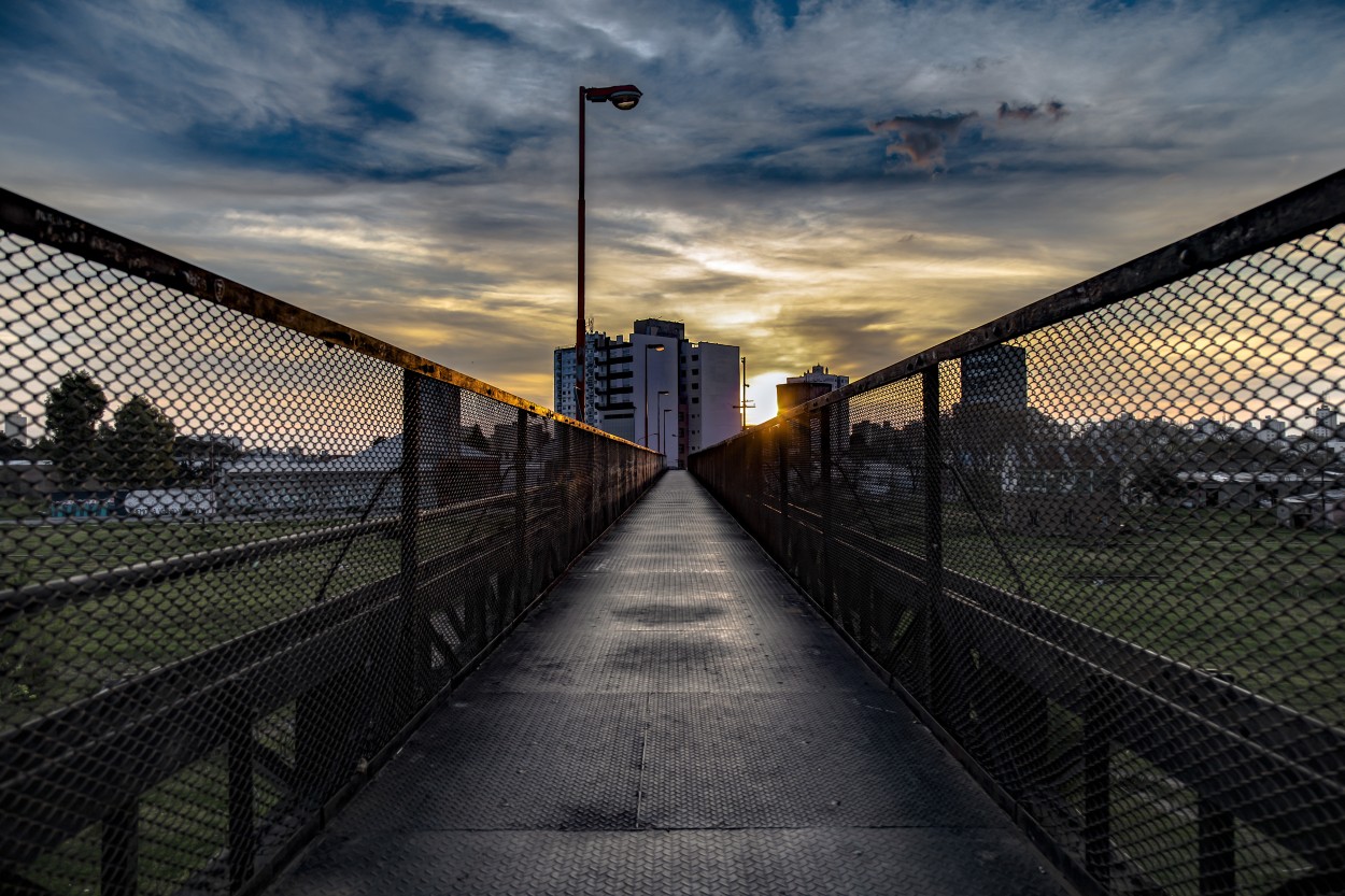 "El Puente Negro y El Sol." de Ramiro Francisco Campello