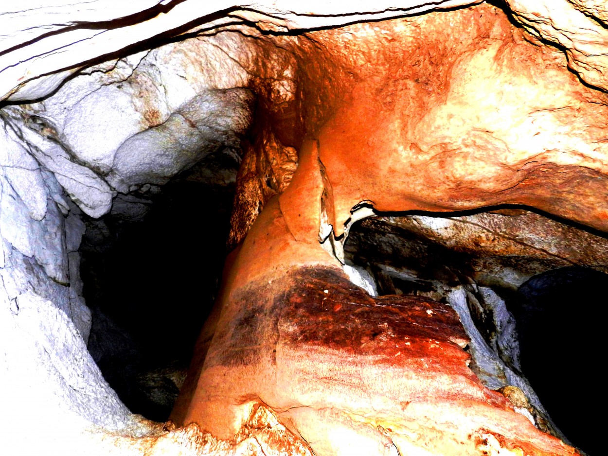 "Cueva de Pichardo: Un tesoro natural del Caribe" de Lzaro David Najarro Pujol