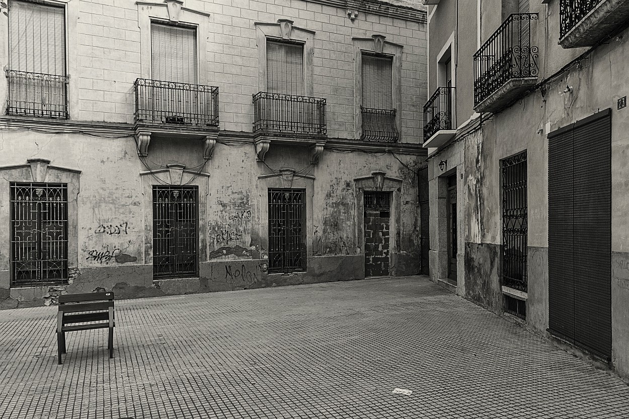 "Plaza con banquito" de Francisco Jos Cerd Ortiz