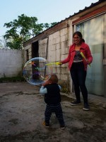 Mi hija, mi nieto y la burbuja gigante