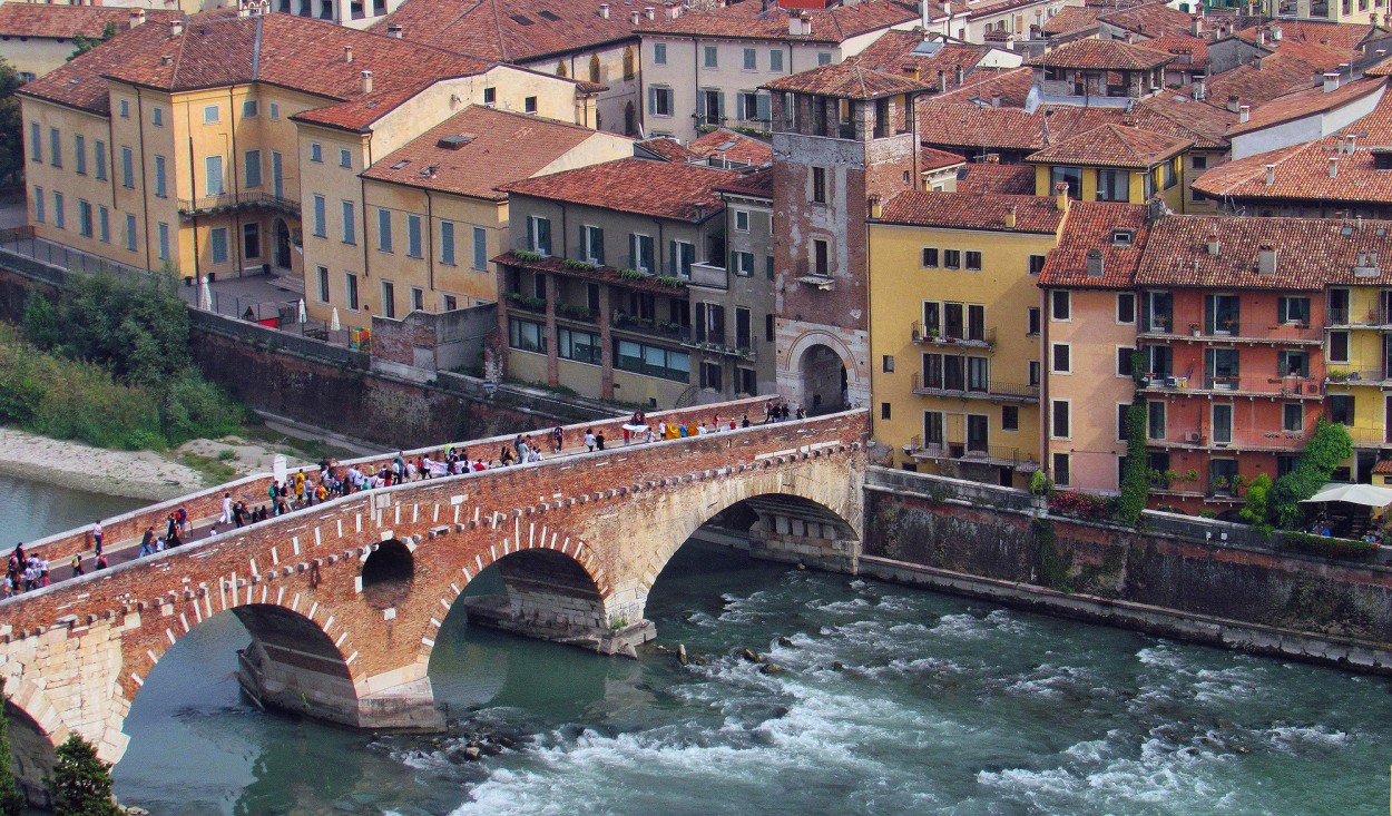 "Puente romano. Ciudad de Verona, Italia" de Manuel Raul Pantin Rivero