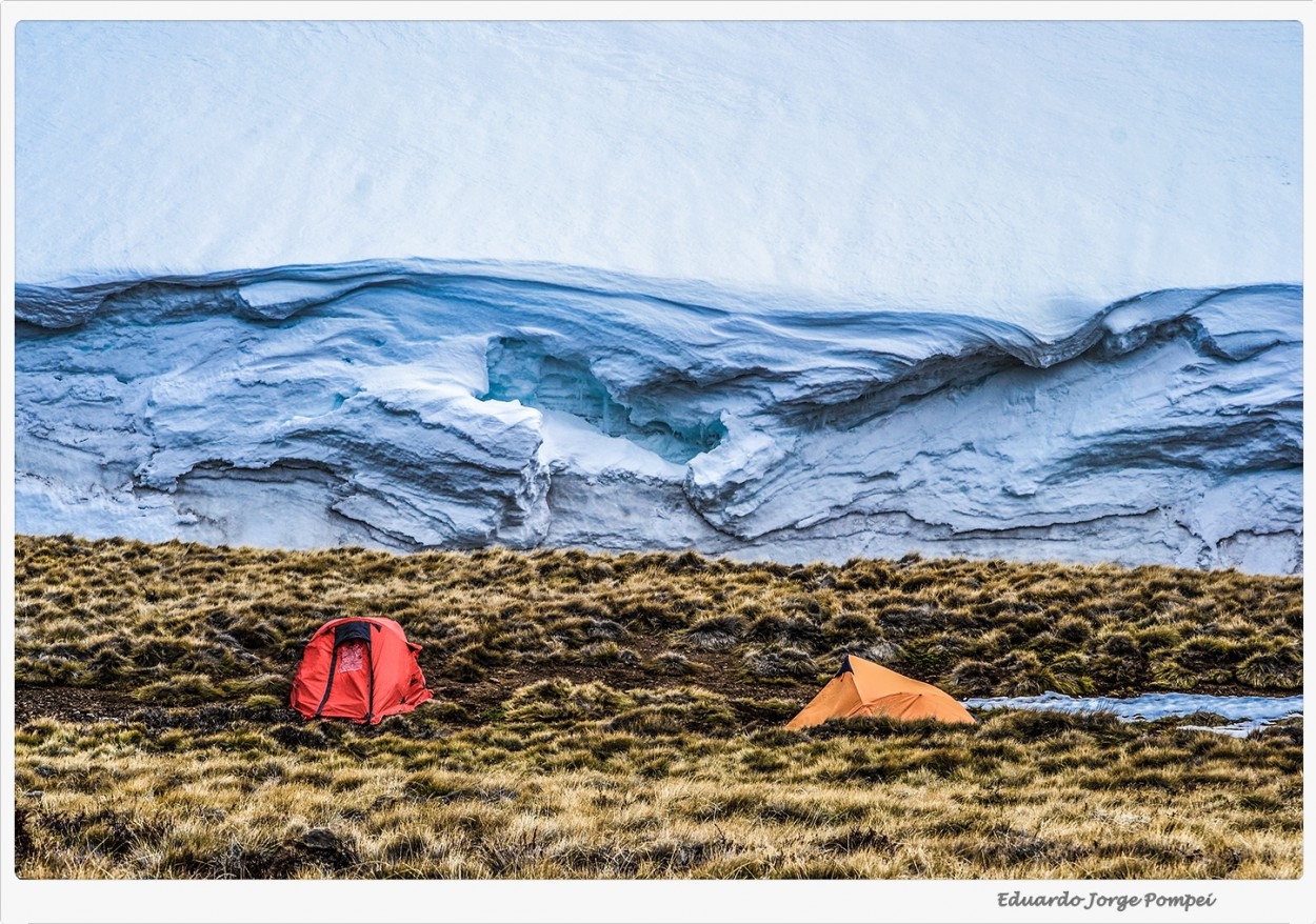 "Acampando al pie del cerro nevado" de Eduardo Jorge Pompei