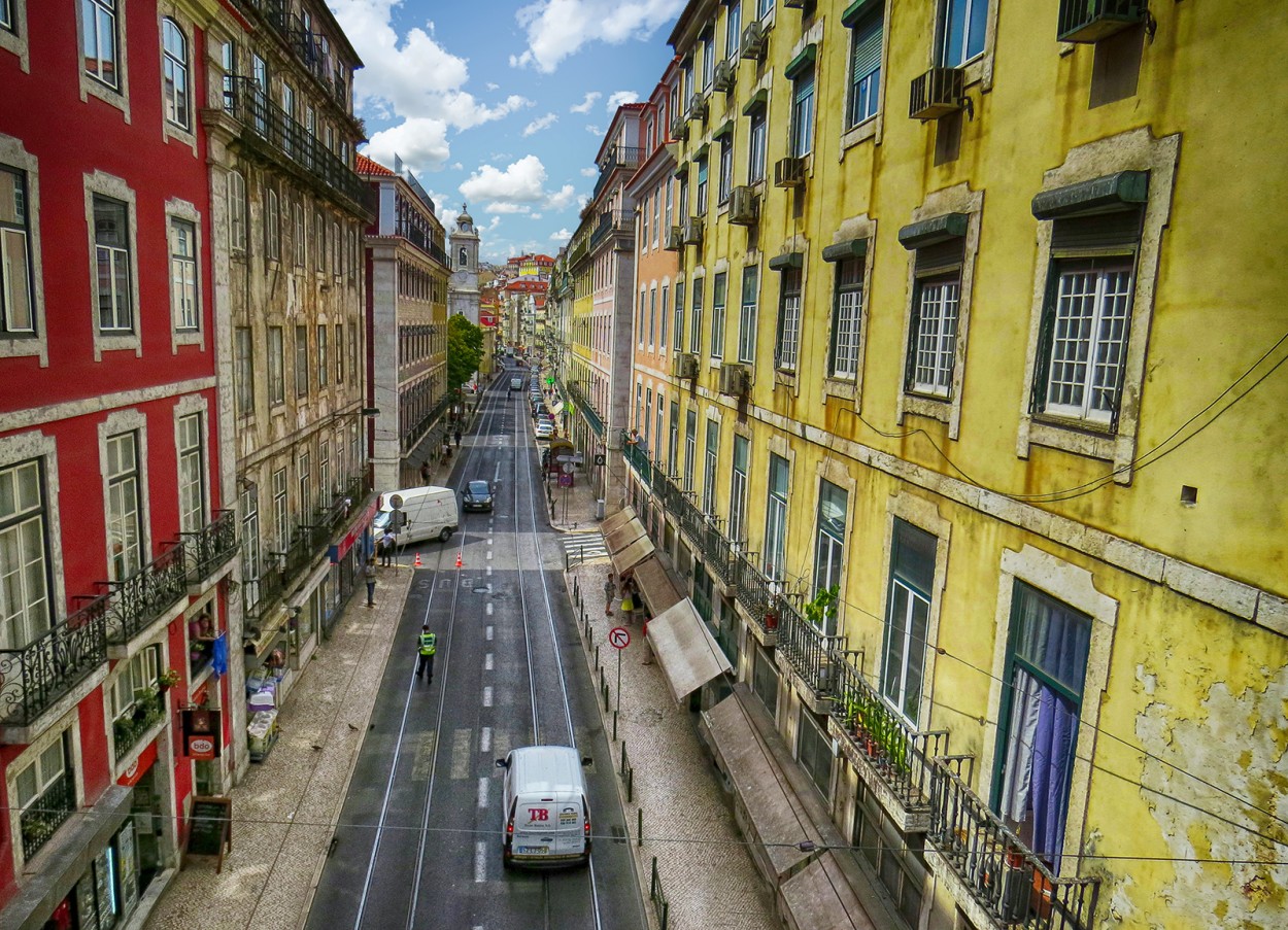 "Una calle de Lisboa, Portugal" de Manuel Raul Pantin Rivero