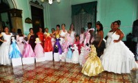 Mujeres adultas festejan en Cuba sus quince