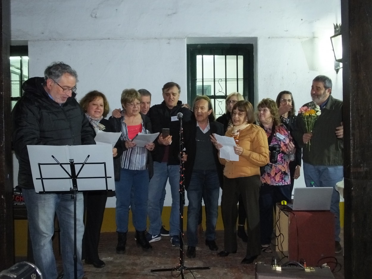 "El coro interpreta Sur" de Juan Fco. Fernndez