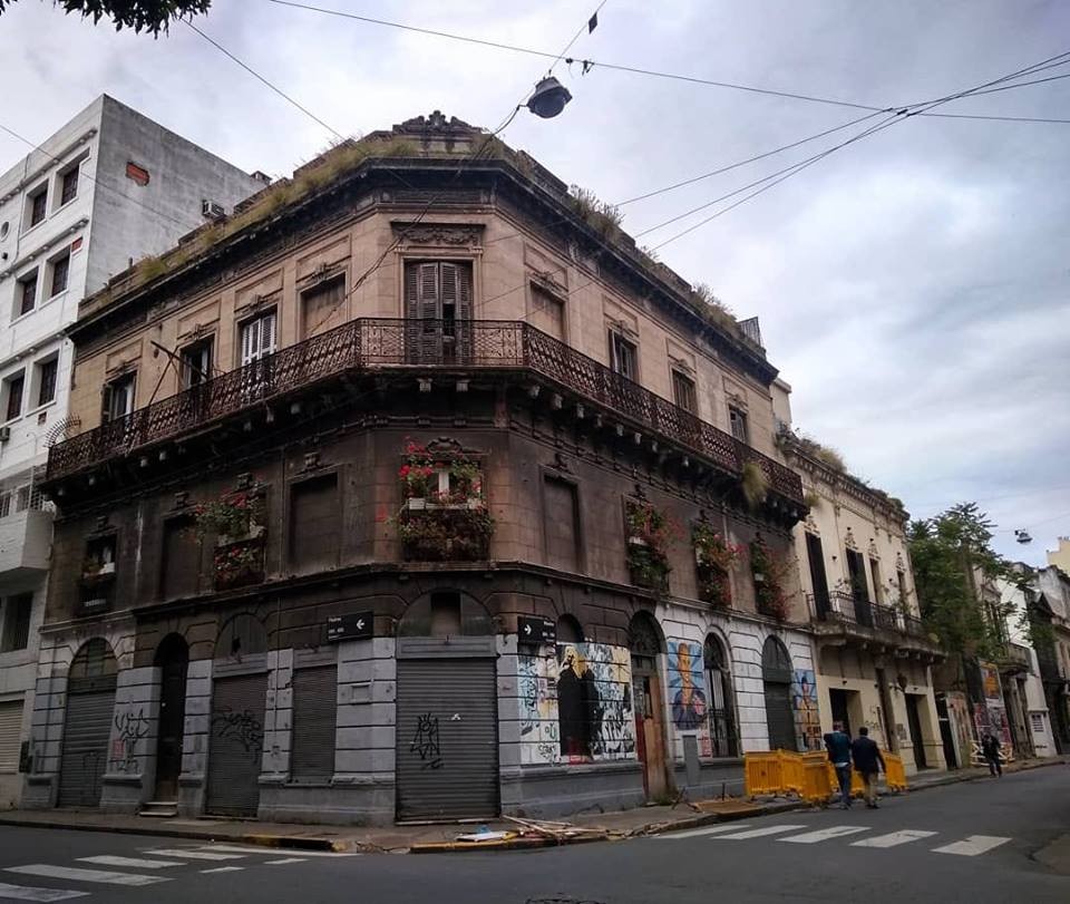 "A alguien ms le gustan las fachadas antiguas?" de Diego Pacheco