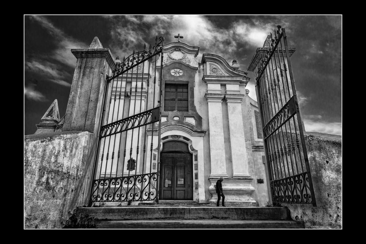 "Las puertas del consuelo" de Alberto Migones