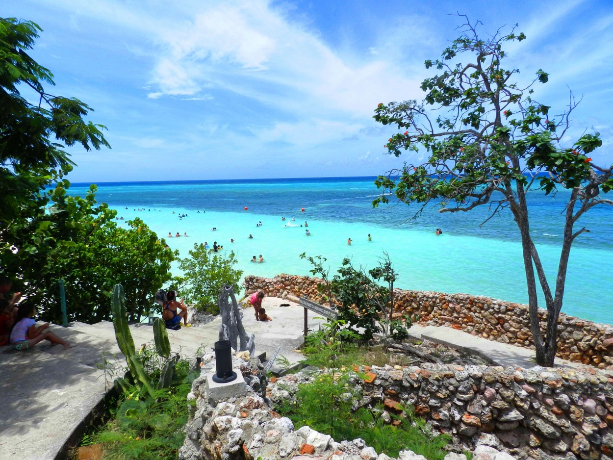 "Guardalavaca: sitio paradisaco en el Caribe" de Lzaro David Najarro Pujol