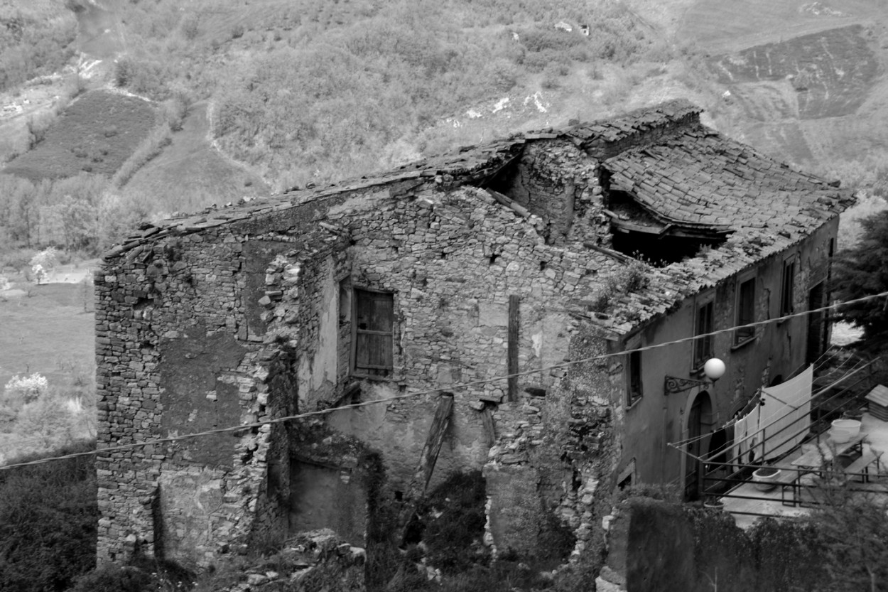 "Casa en ruinas" de Carlos D. Cristina Miguel