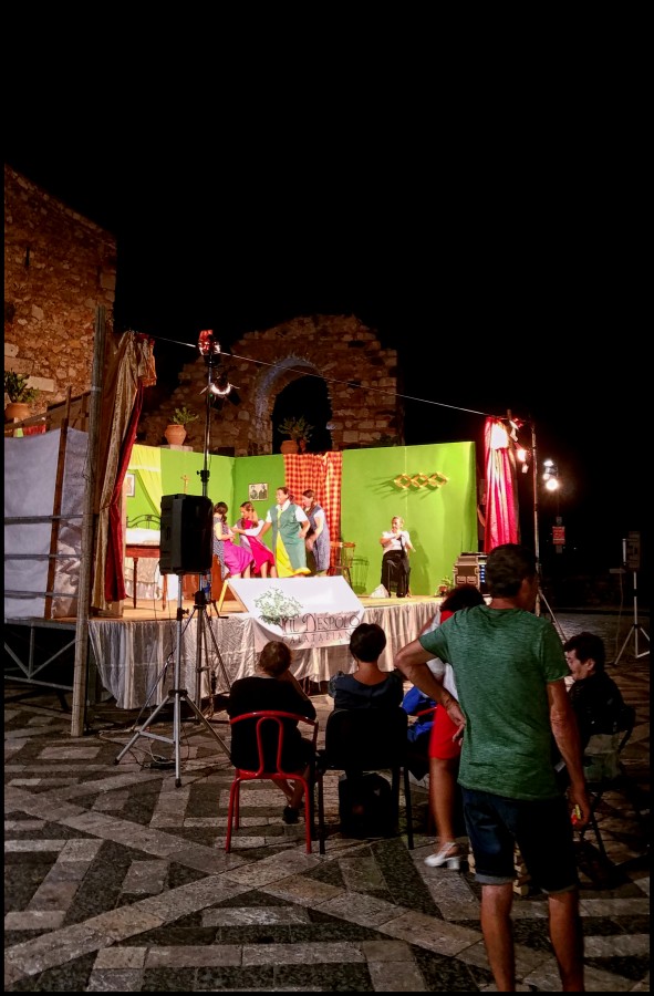"Teatro en el Pueblo...Castelmola..." de Mara Ins Hempe