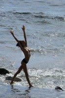 Danza en la orilla del mar.