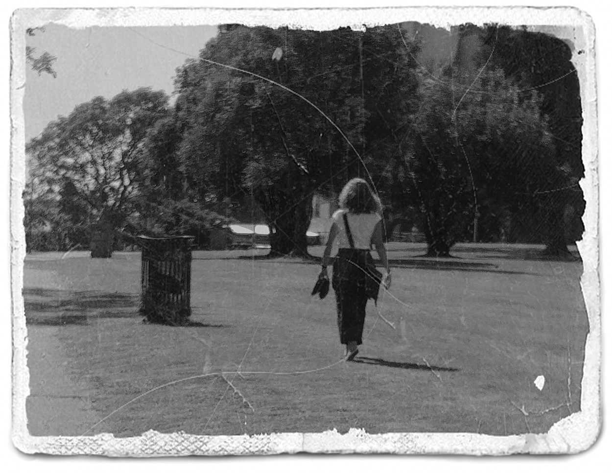 "Descalza en el parque" de Nora Lilian Iturbide ( Noral )